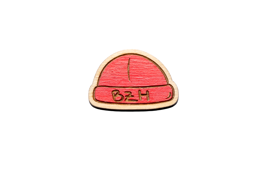 Pins " bonnet bzh " rouge en bois 