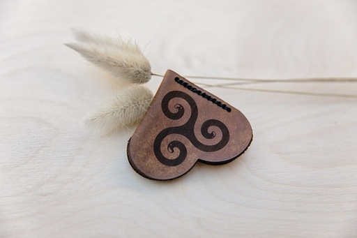 Marque- page Triskel en cuir marron vieillit 